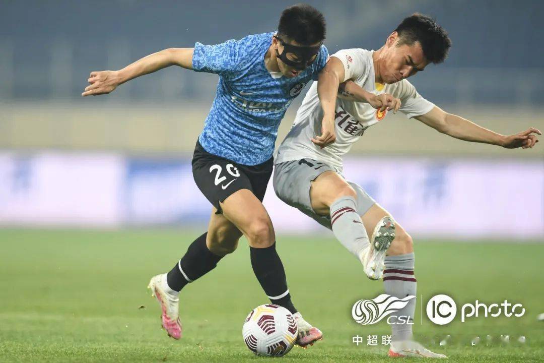 海星直播-冰球总决赛焦点战：荆楚雄狮队强势反弹雪域雷豹队，客场强势带走胜利。争冠格局再洗牌的简单介绍