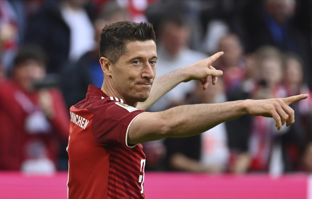 海星体育-莱万多夫斯基巅峰对决，萨拉赫与70激战雄鹿分钟，出色防守胜负难料！的简单介绍